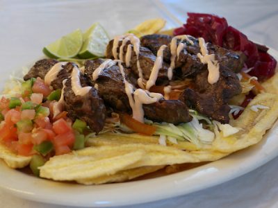 carne-asada-con-tajadas-honduras